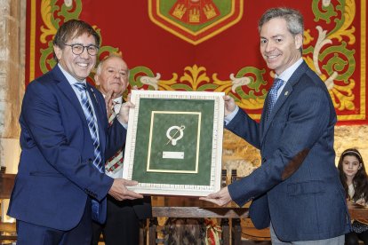 Instante de la entrega del Báculo de Oro 2026.