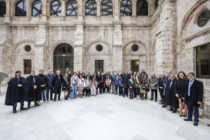 Instante de la entrega del Báculo de Oro 2026.