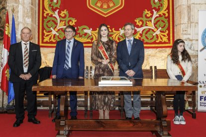 Instante de la entrega del Báculo de Oro 2026.