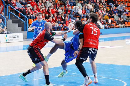 Imagen del partido entre el UBU San Pablo Burgos 2031 y el Contazara Zaragoza.