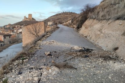 Imagen de la roca caída en el pueblo de Torregalindo