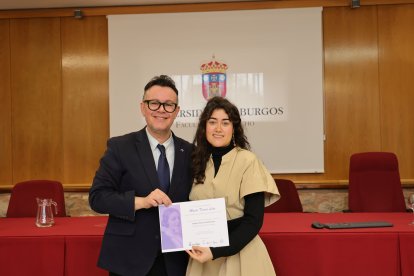Sandra García Santamaría recibe su reconocimiento.
