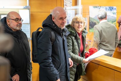 El secretario general de CCOO, Unai Sordo, junto a la secretaria general de CCOO CyL, Ana Fernández de los Muros se concentran en las puertas de la Junta tras una asamblea para delegados celebrada en la Feria de Muestras. En la imagen entregan una propuesta contra la gestión de incendios en el registro de la consejería de Medio Ambiente