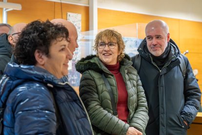 El secretario general de CCOO, Unai Sordo, junto a la secretaria general de CCOO CyL, Ana Fernández de los Muros se concentran en las puertas de la Junta tras una asamblea para delegados celebrada en la Feria de Muestras. En la imagen entregan una propuesta contra la gestión de incendios en el registro de la consejería de Medio Ambiente