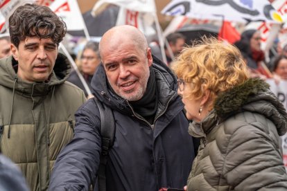 El secretario general de CCOO, Unai Sordo, junto a la secretaria general de CCOO CyL, Ana Fernández de los Muros se concentran en las puertas de la Junta tras una asamblea para delegados celebrada en la Feria de Muestras. En la imagen junto a Juan Gascón, coordinador de IU en Castilla y León