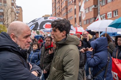 El secretario general de CCOO, Unai Sordo, junto a la secretaria general de CCOO CyL, Ana Fernández de los Muros se concentran en las puertas de la Junta tras una asamblea para delegados celebrada en la Feria de Muestras. En la imagen junto a Juan Gascón, coordinador de IU en Castilla y León