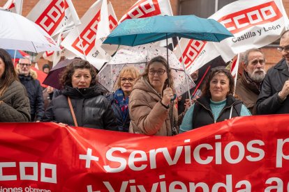 El secretario general de CCOO, Unai Sordo, junto a la secretaria general de CCOO CyL, Ana Fernández de los Muros se concentran en las puertas de la Junta tras una asamblea para delegados celebrada en la Feria de Muestras