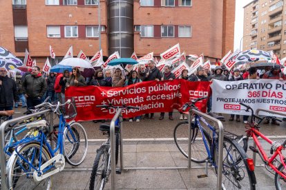 El secretario general de CCOO, Unai Sordo, junto a la secretaria general de CCOO CyL, Ana Fernández de los Muros se concentran en las puertas de la Junta tras una asamblea para delegados celebrada en la Feria de Muestras