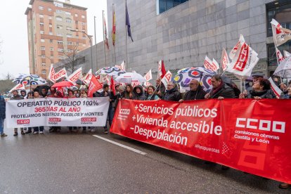 El secretario general de CCOO, Unai Sordo, junto a la secretaria general de CCOO CyL, Ana Fernández de los Muros se concentran en las puertas de la Junta tras una asamblea para delegados celebrada en la Feria de Muestras