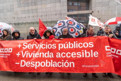 El secretario general de CCOO, Unai Sordo, junto a la secretaria general de CCOO CyL, Ana Fernández de los Muros se concentran en las puertas de la Junta tras una asamblea para delegados celebrada en la Feria de Muestras