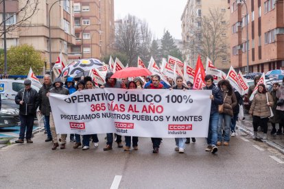 El secretario general de CCOO, Unai Sordo, junto a la secretaria general de CCOO CyL, Ana Fernández de los Muros se concentran en las puertas de la Junta tras una asamblea para delegados celebrada en la Feria de Muestras