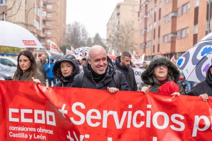 El secretario general de CCOO, Unai Sordo, junto a la secretaria general de CCOO CyL, Ana Fernández de los Muros se concentran en las puertas de la Junta tras una asamblea para delegados celebrada en la Feria de Muestras