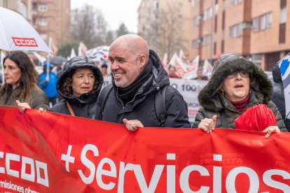 El secretario general de CCOO, Unai Sordo, junto a la secretaria general de CCOO CyL, Ana Fernández de los Muros se concentran en las puertas de la Junta tras una asamblea para delegados celebrada en la Feria de Muestras