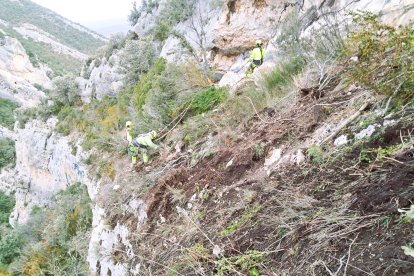 Técnicos inspeccionan con cuerdas el desprendimiento que mantiene cortada la N-232 en el norte de Burgos.