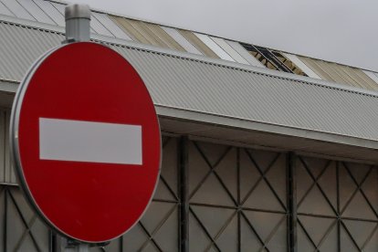 Cubierta dañada del polideportivo Mariano Gaspar, que se ha clausurado hasta nueva orden.