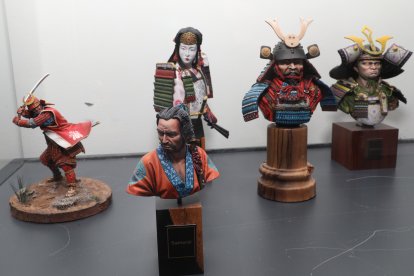 El Ateneo de Palencia acoge una exposición de miniaturas de la Asociación de Miniaturistas Asociados Palentinos que cumple 25 años dedicados al modelismo a escala