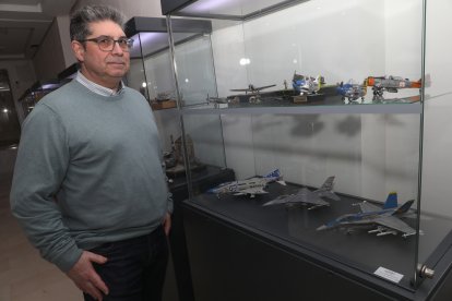El Ateneo de Palencia acoge una exposición de miniaturas de la Asociación de Miniaturistas Asociados Palentinos que cumple 25 años dedicados al modelismo a escala, en la imagen el presidente de la asociación, Juan Pablo Gutiérrez