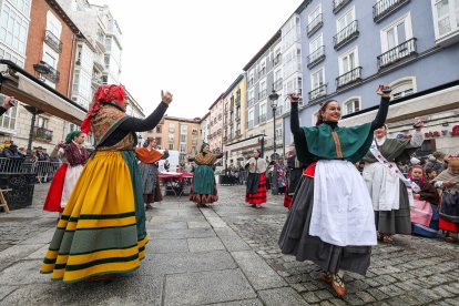 La actividad congregó a decenas de burgaleses en la plaza de La Flora.