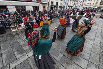 La actividad congregó a decenas de burgaleses en la plaza de La Flora.