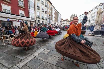 La actividad congregó a decenas de burgaleses en la plaza de La Flora.