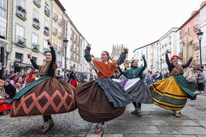 La actividad congregó a decenas de burgaleses en la plaza de La Flora.