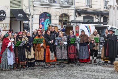 La actividad congregó a decenas de burgaleses en la plaza de La Flora.