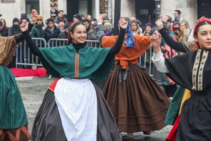 La actividad congregó a decenas de burgaleses en la plaza de La Flora.