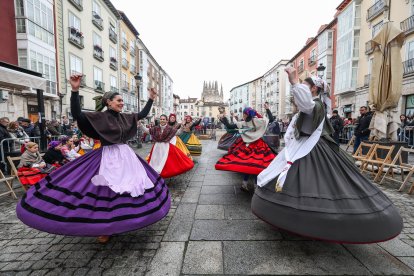 La actividad congregó a decenas de burgaleses en la plaza de La Flora.