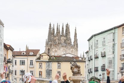 La actividad congregó a decenas de burgaleses en la plaza de La Flora.