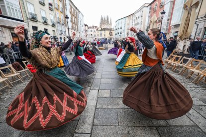 La actividad congregó a decenas de burgaleses en la plaza de La Flora.