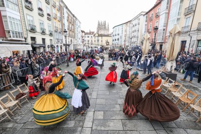 La actividad congregó a decenas de burgaleses en la plaza de La Flora.