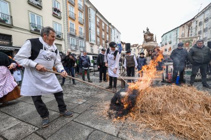 La actividad congregó a decenas de burgaleses en la plaza de La Flora.