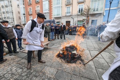 La actividad congregó a decenas de burgaleses en la plaza de La Flora.