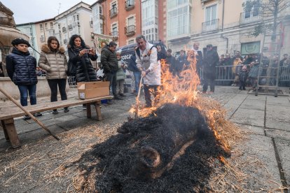 La actividad congregó a decenas de burgaleses en la plaza de La Flora.