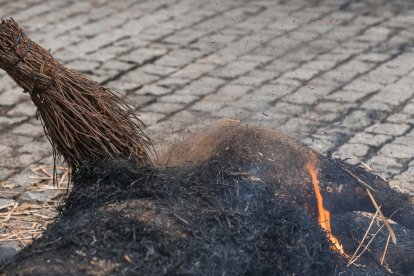 La actividad congregó a decenas de burgaleses en la plaza de La Flora.