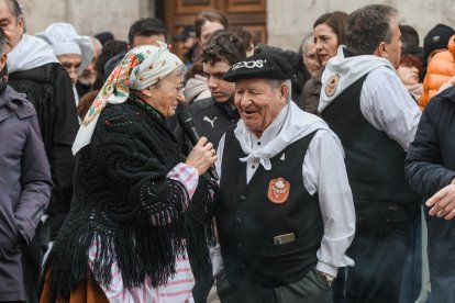 La actividad congregó a decenas de burgaleses en la plaza de La Flora.
