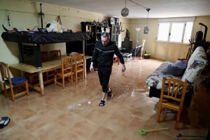 Inundaciones en Tudela de Duero por la subida de nivel del Río Duero. En la imagen Lucilo recoge enseres de su sótano inundado