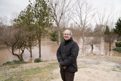 Inundaciones en Tudela de Duero por la subida de nivel del Río Duero. En la imagen, Jesús, dueño de un comercio que ha tenido que cerrar por inundación