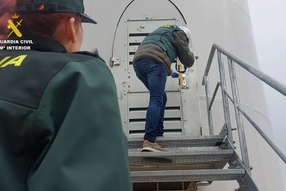 Inspección ocular del aerogenerador en el que falleció el joven.