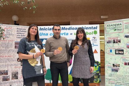Jorge Bermejo con la directora de Asadema y la responsable de zona de Fundacion Oxígeno