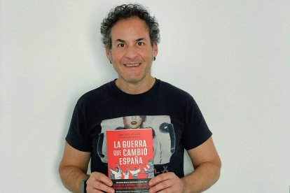 El escritor y periodista Miguel Ángel Santamarina, con su nuevo libro.