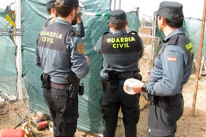La Guardia Civil durante el desmantelamiento del 'criadero de los horrores'.