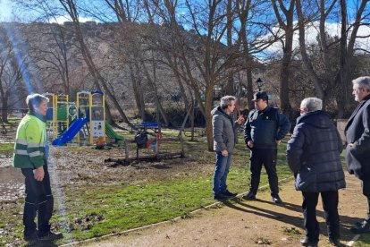 El subdelegado visita las zonas más afectadas por la crecida de los ríos