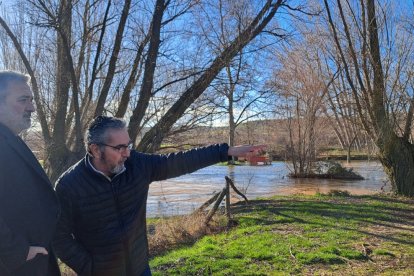 El subdelegado visita las zonas más afectadas por la crecida de los ríos