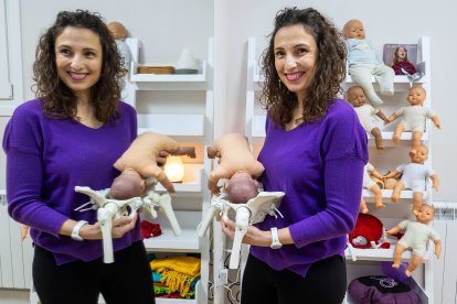 Jorreto posa con una pelvis y un bebé en su espacio.