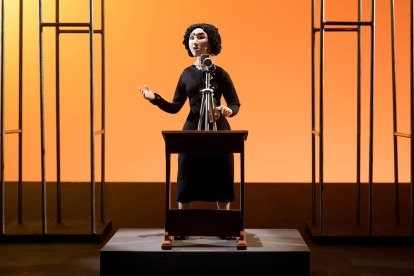 Clara Campoamor, con la voz de la actriz Empar Ferrer, tiene su momento en 'Carmela'.