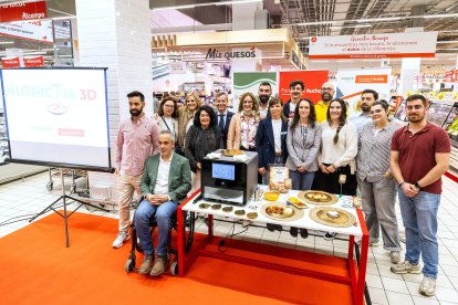 Foto de familia de los involucrados en el proyecto y las autoridades que acudían a respaldar su presentación.