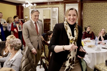 La vicepresidenta y consejera de Familia e Igualdad de Oportunidades de la Junta de Castilla y León, Isabel Blanco, y el presidente del Partido Popular de Salamanca, Carlos García Carbayo, participan en un encuentro con personas mayores de la ciudad.