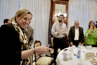 La vicepresidenta y consejera de Familia e Igualdad de Oportunidades de la Junta de Castilla y León, Isabel Blanco, y el presidente del Partido Popular de Salamanca, Carlos García Carbayo, participan en un encuentro con personas mayores de la ciudad.