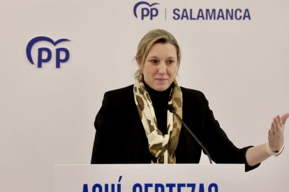 La vicepresidenta y consejera de Familia e Igualdad de Oportunidades de la Junta de Castilla y León, Isabel Blanco, y el presidente del Partido Popular de Salamanca, Carlos García Carbayo, participan en un encuentro con personas mayores de la ciudad.